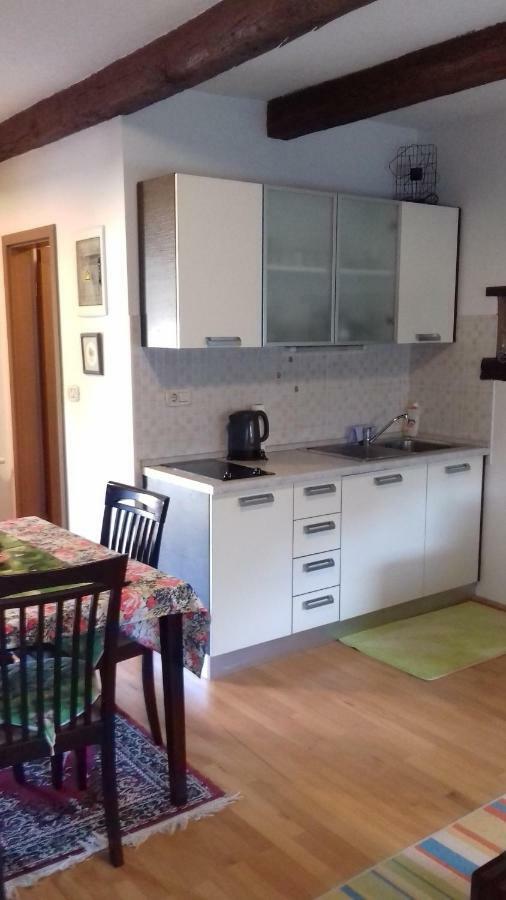 Apartmaji Pri Zivcovih Dutovlje Exteriör bild
